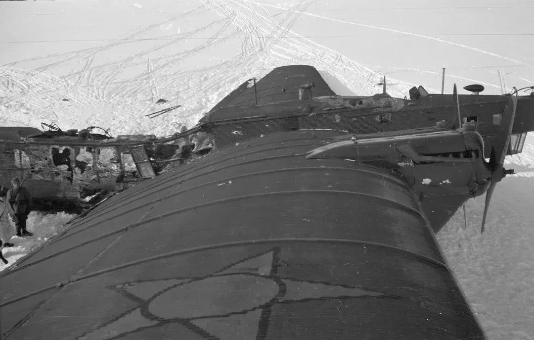 TRUFAULT's tweet image. Bombardero soviético Tupolev TB-3, derribado por Gideon Karlsson del Cuerpo de Voluntarios Suecos, Ala Aérea F19.
Lo hizo pilotando un Gloster Gladiator durante la Guerra de Invierno en Finlandia, marzo de 1940.
🇫🇮
#WinterWar #FinlandWar