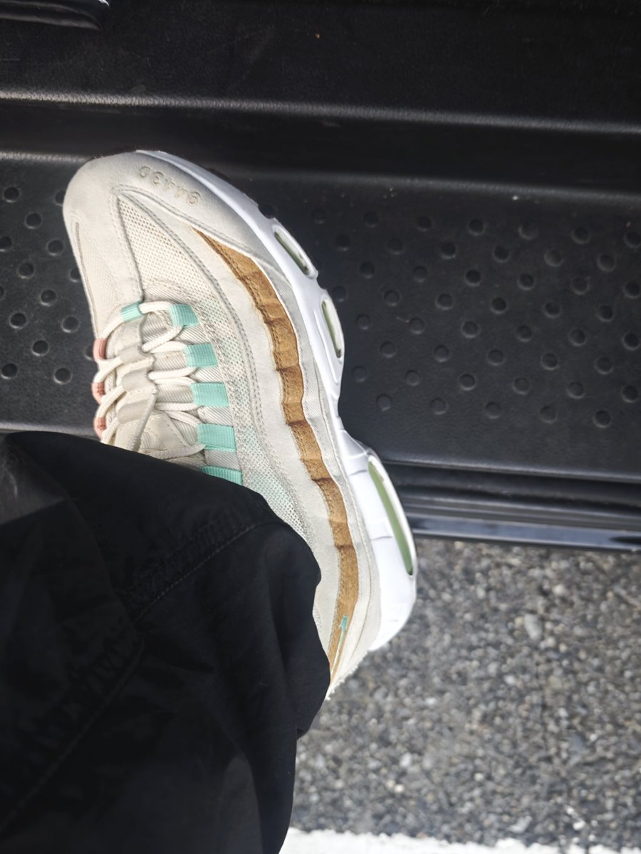 untaebi's tweet image. ちょっと見てほしい
掃除がてら着なくなった服を売りに行ってそのお金で靴を買った！
そう…ワイら同世代の最強で最高の憧れだったエアーマックス95…を！！
色がダサい？
そんなの関係ぇねえ！！！
狩られないように気を付けねば笑笑