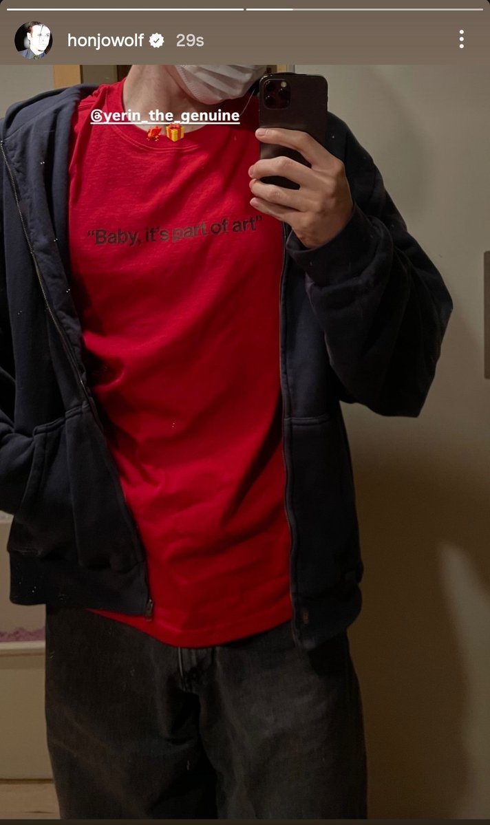 honjorofl's tweet image. oohhh Red looks good on him..and it&apos;s Yerin merch ♥️

251124 #honjowolf instagram story! 
&apos;@ yerin_the_genuine 🐦‍🔥🎁&apos;
#TABBER #태버