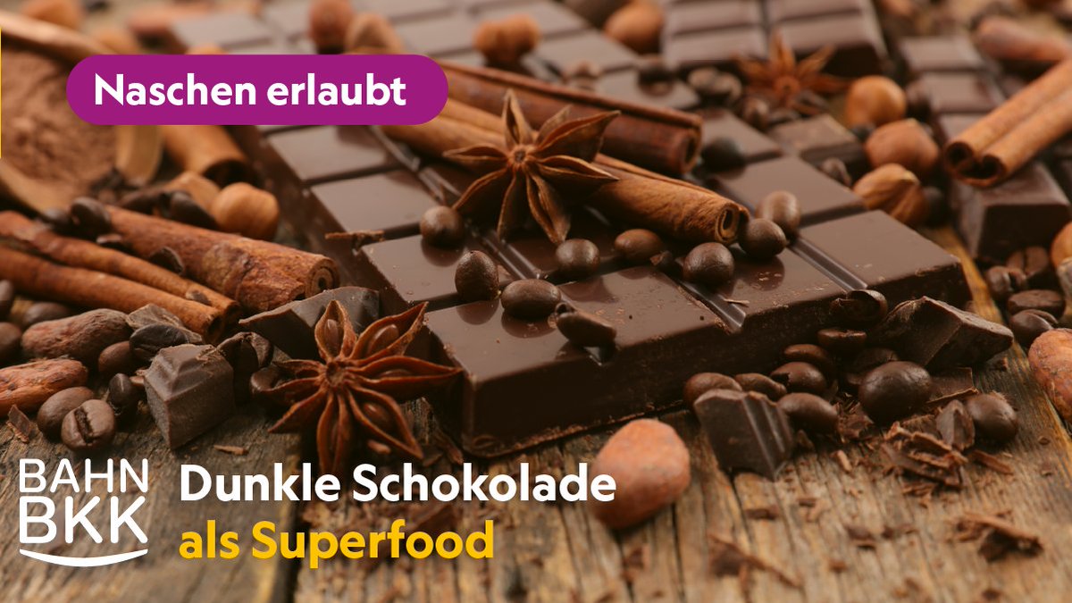 Dunkle Schokolade mit über 80 Prozent Kakaoanteil ist in Maßen genossen gesund. Warum? Mineralstoffe, Spurenelemente und Flavoide sind gut für deine Gesundheit. Wir empfehlen jedoch maximal 20 Gramm pro Tag. 🍫 Magst du dunkle Schokolade?