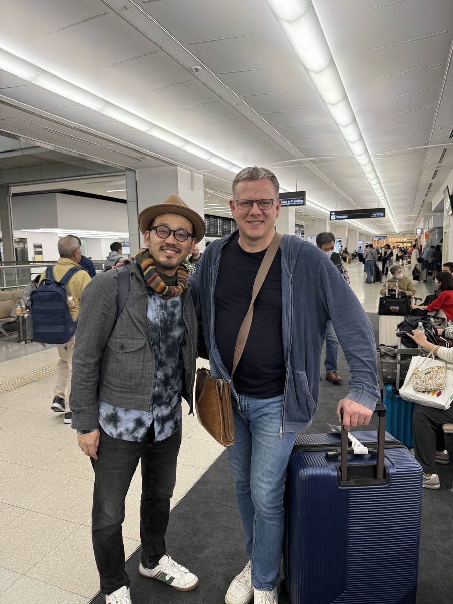 voxgaudiosa's tweet photo. エーリクス・エシェンヴァルズさんが #全日本合唱コンクール を終え、東京にご到着されました✨
こちらは弊団団員との1枚📷

客演指揮ステージに向け、今週のガウディはエシェンヴァルズさんとのレッスンを予定しています🎶

ぜひ11/30(日)はガウディ演奏会にお越しください！ https://t.co/amnBLqCg6M