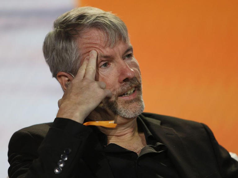 reallive3tv's tweet image. 🚨BREAKING: BIG MONEY DUMPS MSTR

Institutions offloaded $5.4B in $MSTR during Q3, even with Bitcoin steady near $95K.

VANGUARD , BlackRock, Fidelity and others cut exposure as profit-taking + portfolio rebalancing hit the stock.