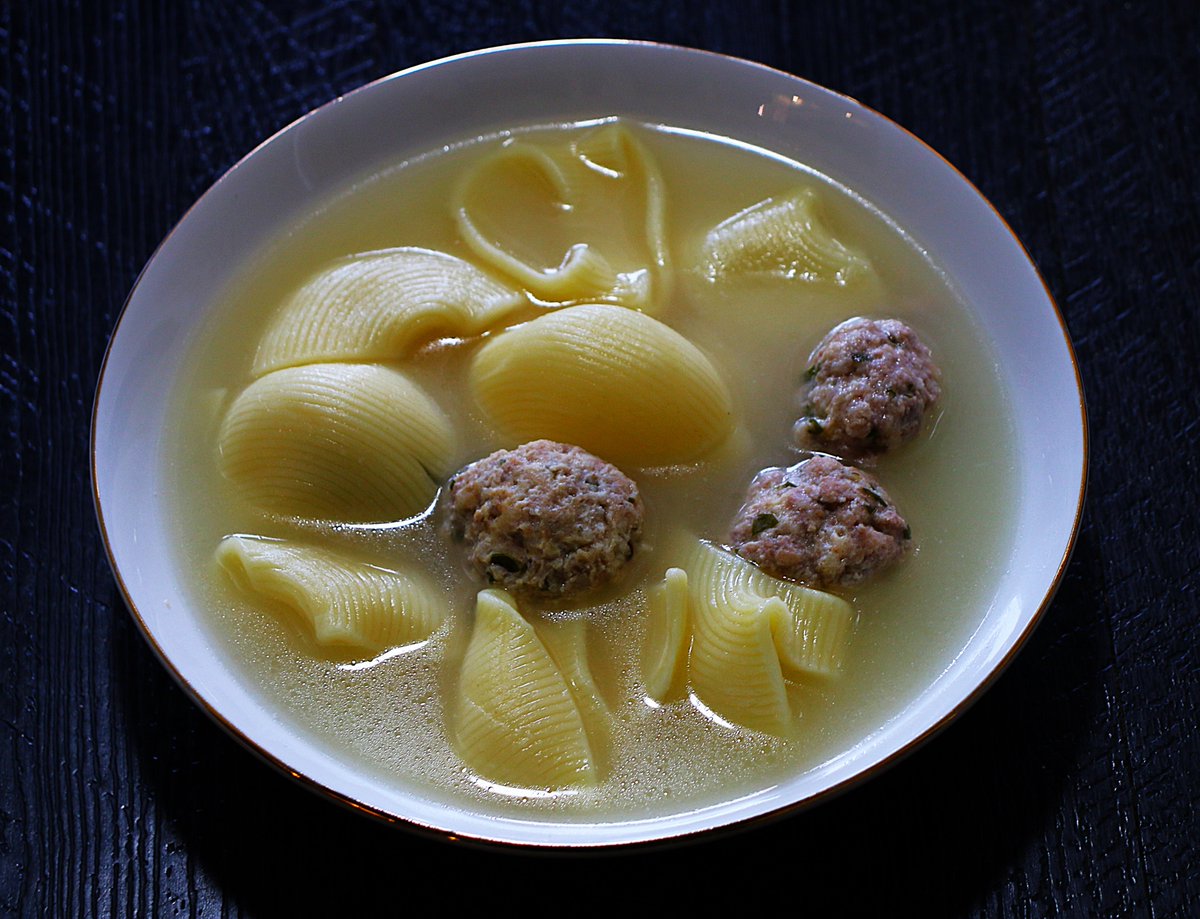 Maniobras orquestales en la oscuridad o de como resistir al invierno con una cuchara: sopa de galets y sus pelotas.