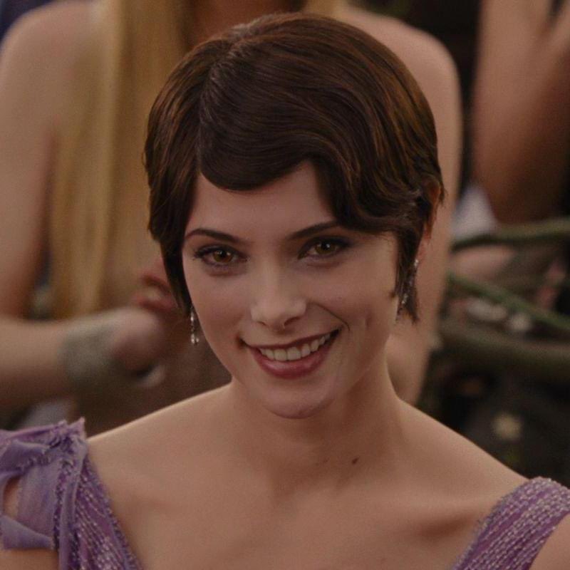 트와일라잇 붐이 왓나 앨리스재스퍼 붐업된거 진짜 너무 좋네.. 저도 앨리스 진짜 좋아하는데요
트와일라잇 때 부시시한 단발의 신비로운 소녀가 시즌 뒤로 갈수록 반질반질 화려한 뱀파이어미 제대로 보여주는 스타일링하고 나오는거 보실 분
근데 한편으론 좀 아쉬웠음 1편때 스타일 너무 좋았어서