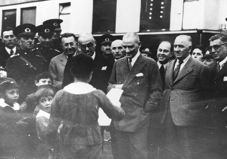 Başta Başöğretmenimiz Atatürk olmak üzere anne,babamın ve tüm  Atatürk ün izinden giden öğretmenlerimizin öğretmenler günü kutlu olsun.
Hepsinin önünde saygıyla eğiliyorum #ÖğretmenlerGünü