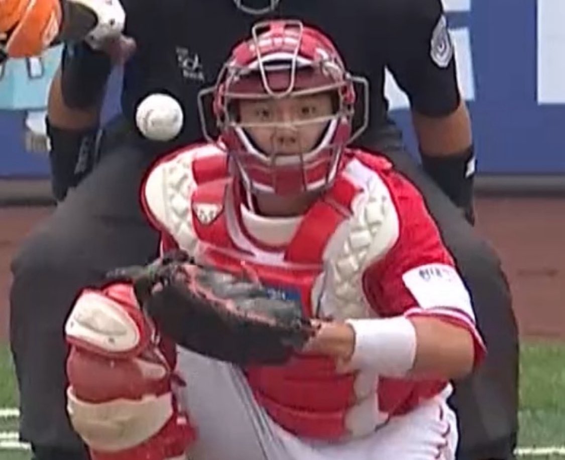 야구할 때 제일 투명한 사람…………

조   형   우