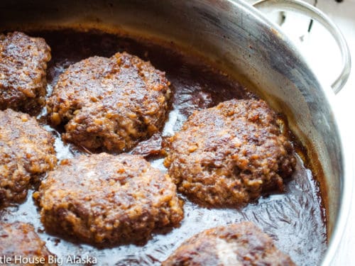SamaHoole's tweet photo. The original Salisbury steak: created as medicine for sick Civil War soldiers:

1. Hand-mince very lean beef into a near paste
2. Pack into thick patties
3. Salt only: zero fillers
4. Cook slow + low until just browned

Serve with plain hot water as the “digestive drink”

Salisbury used lean beef only for the ill.

Healthy people were encouraged to eat the fatty cuts.

Telling that a 160-year-old “medical diet” is still miles cleaner than what experts push today.