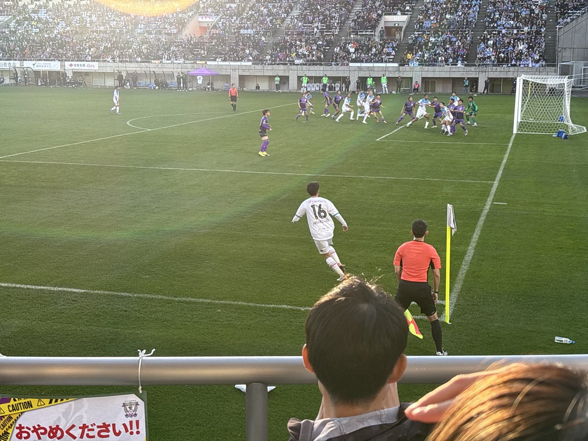 m_t0m0m1's tweet image. 昨日は健太をこんなに近くで観れて嬉しかった😭
私がエスパルスを好きになった年に健太と翔太がYouTubeライブ？やってて2人とも面白くて2人を応援したいと思ったんだよなぁ…って思い出した😊
そんな2人が違うチームで戦っている姿によくわからな感情を覚えました。
再来年アイスタで！

#西澤健太