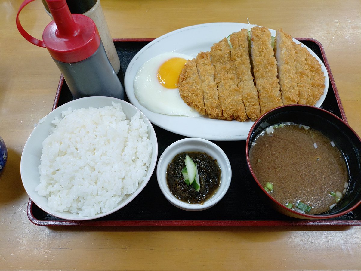 名護のひがし食堂でとんかつ定食をいただく。前回はカツカレー、沖縄に来て沖縄料理食べずにとんかつ一択。どんだけとんかつ好きやねん。
#ひがし食堂　#トンカツ