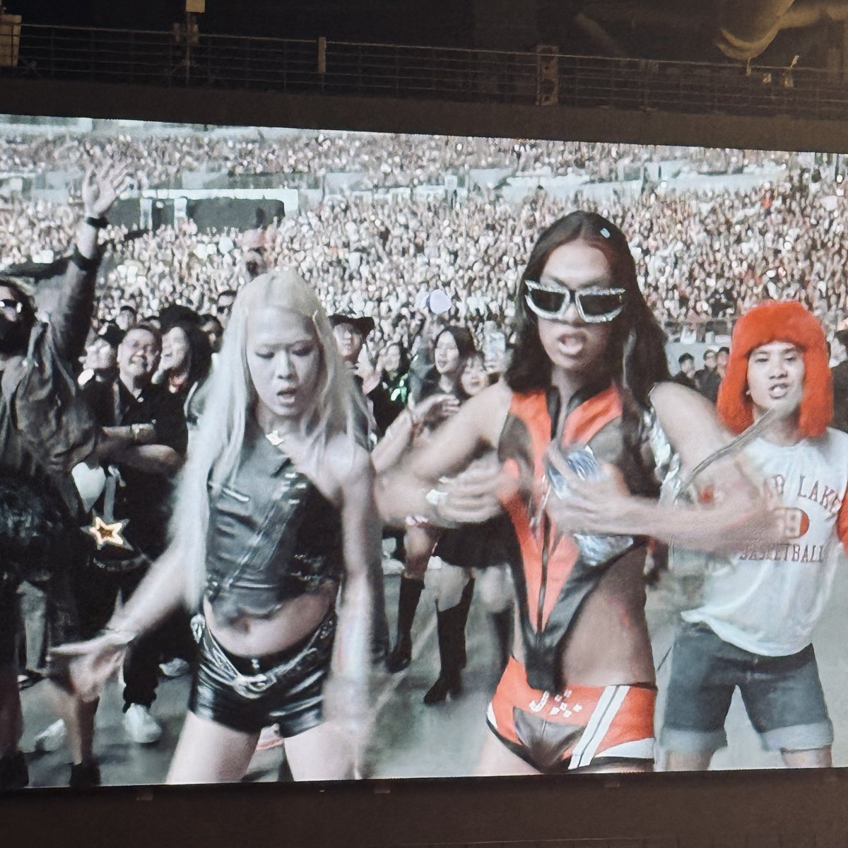 jetaimejendeuk's tweet image. For real. This wasn&apos;t even Like Jennie being played during the challenge, but 3 went on camera wearing Jennie fits ☺️