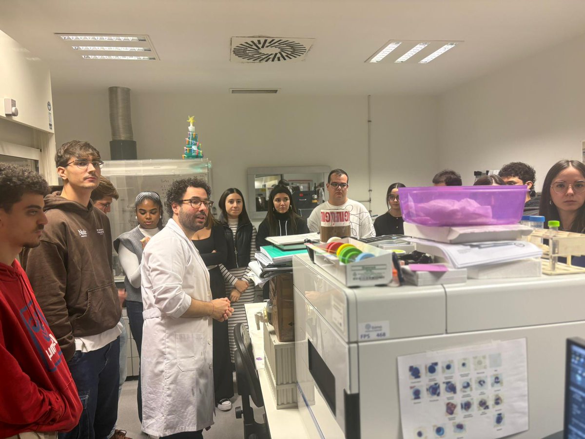 _ibima's tweet image. Recibimos a alumnos de Biología Celular Avanzada de la @InfoUMA para conocer de primera mano cómo investigamos en biomedicina.

Junto a Elena González, recorrieron laboratorios y dialogaron con el equipo científico. Inspirando vocaciones científicas desde los laboratorios.
