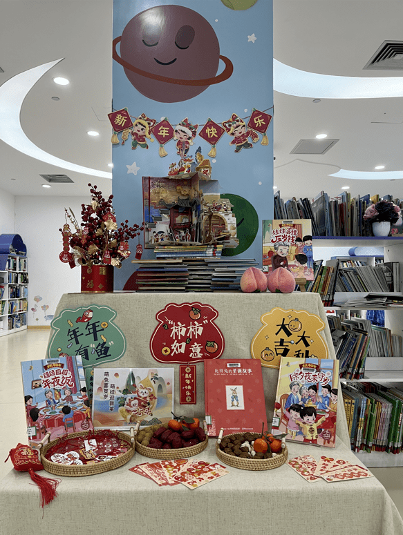 robertstmnt's tweet photo. 今天在社区图书馆当志愿者，帮整理少儿区绘本、陪小朋友读故事，阳光洒在书页上的样子超治愈～需要志愿者的朋友可以戳我问报名方式呀 https://t.co/tuLyWdfhum