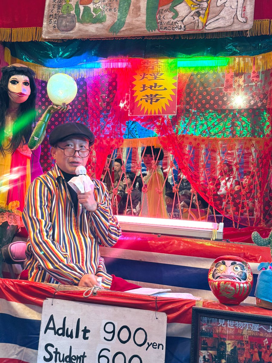 motomiyaeigeki's tweet image. 真昼間の見世物小屋🛖
１歩足を踏み入れたら、もうそこは異なる次元の世界🥒
何十年も前に描かれた大蛇絵看板、
小沢昭一先生から大寅興行社に贈られた横断幕を拝んできました。
“ここに日本人のふるさとがある”
最終日の見世物小屋、23時までですよ〜