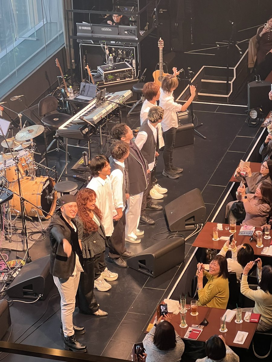 soulsearcher216's tweet image. 久しぶりに黒沢薫さんソロ、ビルボード。いきなり、白いスーツで登場には、やられた。ソウル・スターだなあ。ソウルカバーあり、自作曲あり、バックをテレビ番組スパイシーセッションのハウスバンドがつけていた。ライブ後に黒沢さんに会ったら白いスーツは今回のライブのために新調したそう。@K2spicy