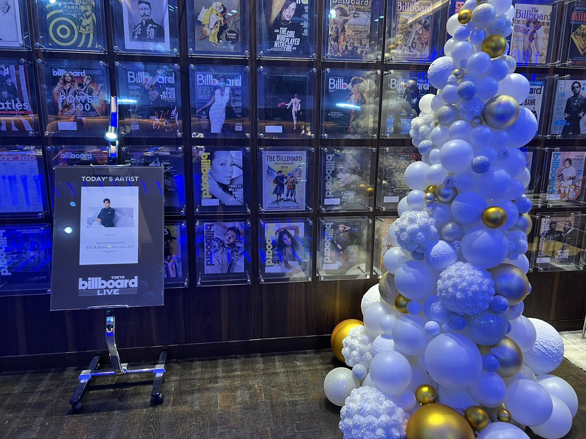 soulsearcher216's tweet image. 久しぶりに黒沢薫さんソロ、ビルボード。いきなり、白いスーツで登場には、やられた。ソウル・スターだなあ。ソウルカバーあり、自作曲あり、バックをテレビ番組スパイシーセッションのハウスバンドがつけていた。ライブ後に黒沢さんに会ったら白いスーツは今回のライブのために新調したそう。@K2spicy