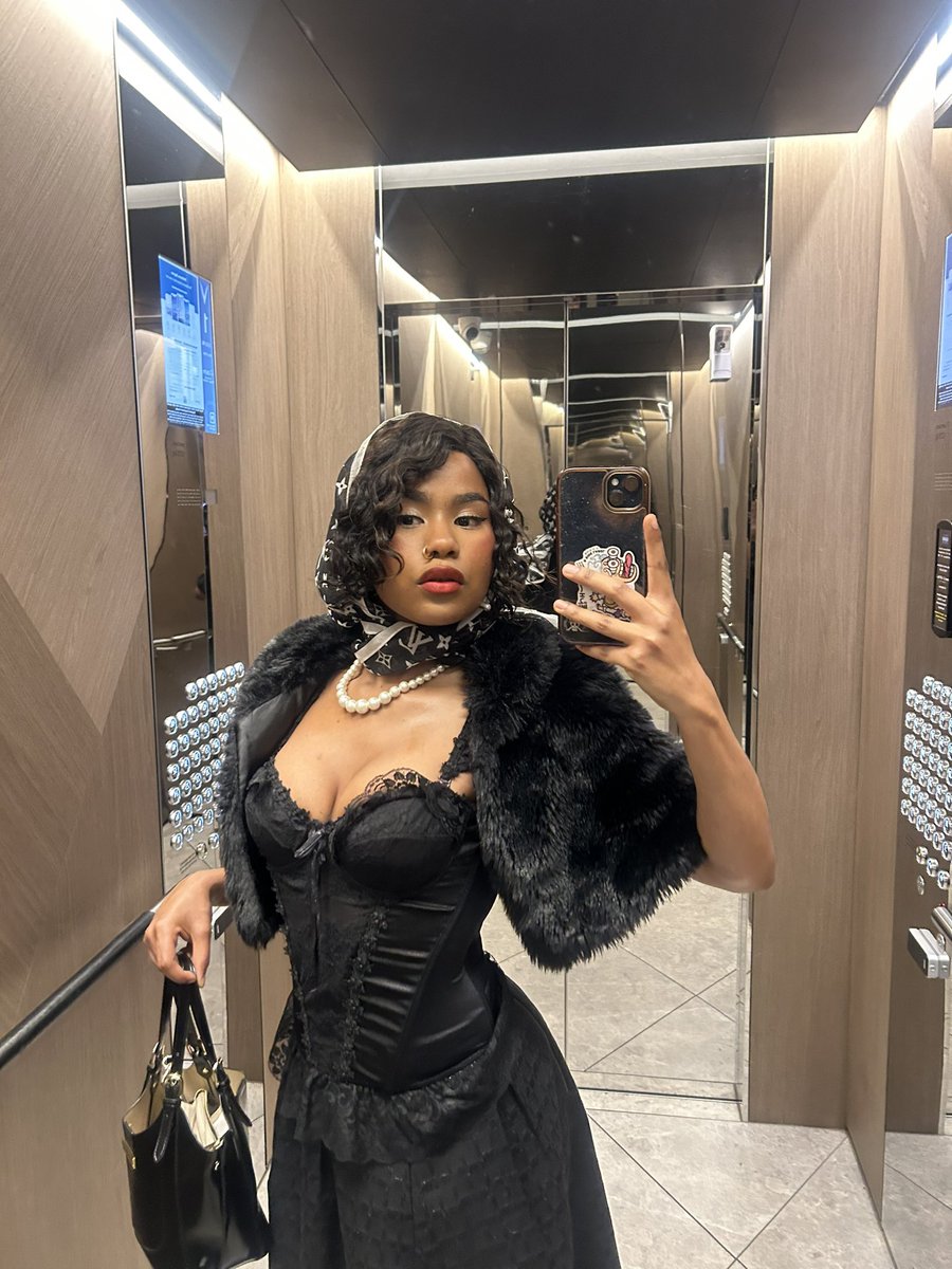 bumbleebeeismee's tweet image. Portrait shooting today #portraitphotography #model