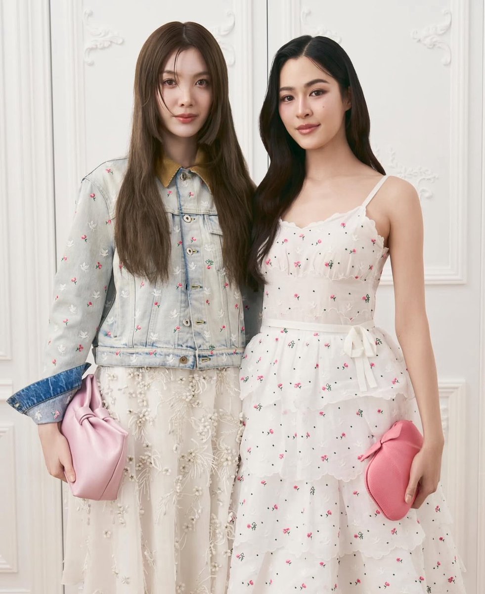 สมมง! Dior ประกาศแต่งตั้งสองนักแสดงสาวชาวไทย ‘หลิงหลิง-ศิริลักษณ์’ #Linglingkwong และ ‘ออม-กรณ์นภัส’  #Ormkornnaphat ขึ้นเป็นแบรนด์แอมบาสเดอร์คนล่าสุดของ Dior อย่างเป็นทางการ

LINGORM STARS IN DIOR 
#LingOrmDiorAmbassador
#LingOrm #หลิงออม‌ #DIOR
#KAZZMAGAZINE