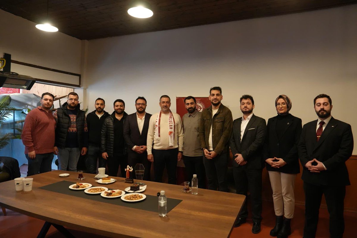 Başkentte Elazığ Rüzgarı: Vekil Işıkver Ankara'da Genç Elazığlılarla Bir Araya Geldi

MHP Elazığ Milletvekili Semih Işıkver, Ankara'da düzenlenen Gençlik Buluşması'nda Elazığlı gençlerle bir araya gelerek şehir, ülke ve gelecek üzerine değerlendirmelerde bulundu. Gençlerin yoğun