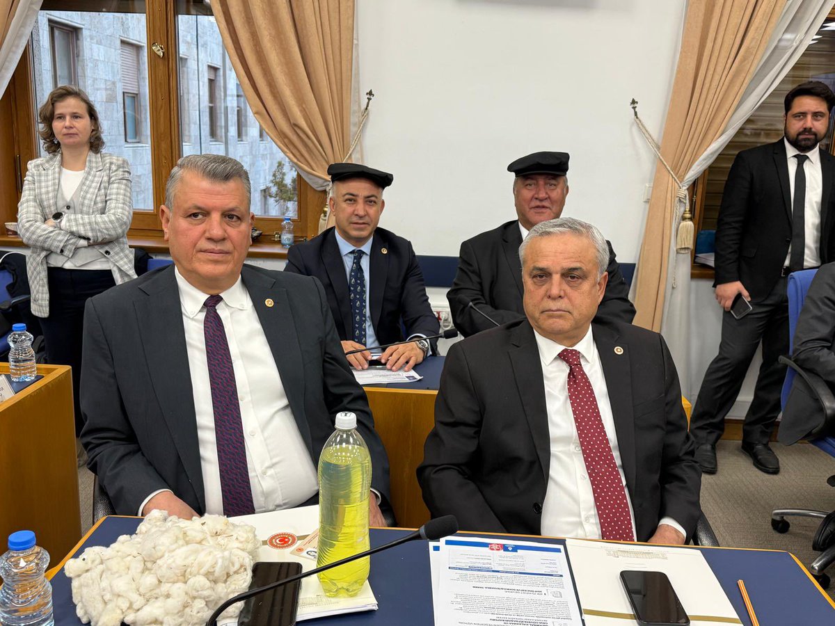 AyhanBarut01's tweet photo. Meclis'te Plan Bütçe Komisyonu'ndaki Tarım ve Orman Bakanlığı bütçe görüşmelerindeyiz. Üretimi ve üreticiyi gözetmeyen, gıda egemenliğini riske atan, tarımı çökertmeyi hedefleyen bu bütçe teklifini kabul etmiyoruz. Tarımı ve çiftçiyi ayağa kaldıracak, üreten ve refah içinde bir memleket yaratacak, gençlerin kamuya atamasını yapacak, kangrene dönen yaraları saracak bir bütçe istiyoruz!