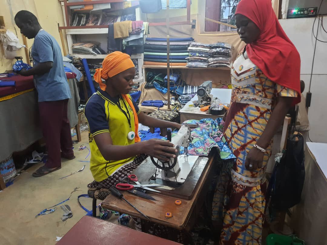 UrcbSd's tweet photo. Nouna : L’URCB/SD assure le suivi de 20 jeunes en apprentissage pour renforcer leur résilience dans le cadre du projet Sini-Gnèsigui.
« Depuis qu’on a commencé, elles ne se sont pas encore absentées. C’est le signe qu’elles aiment ce travail », se réjouit M. SIDIBÉ (Mentor). https://t.co/UZB39YHVx1