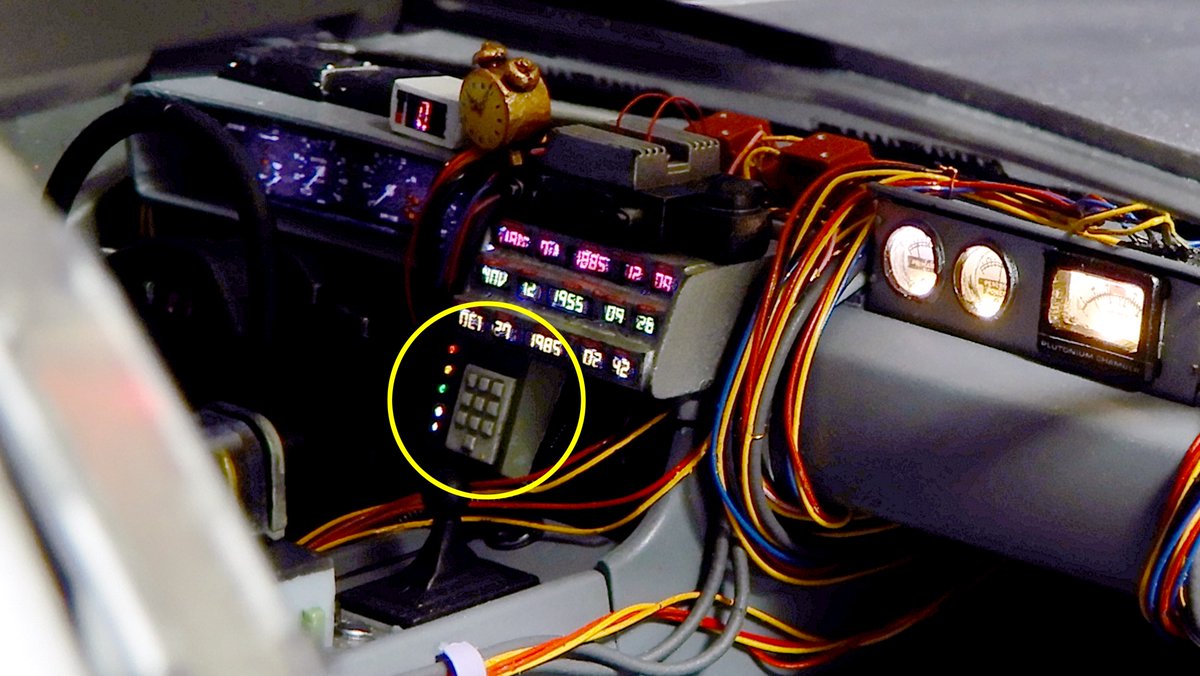 doro_hige's tweet image. 今月も「「電飾しましょっ！リターンズ」を連載中です！
今回はココ、データ・システム・キーパッドの横に並んでいるスイッチを光らせています
よろしくお願いします(^^)/