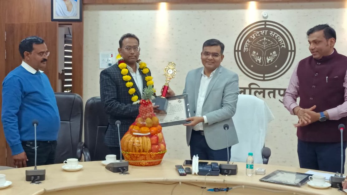 deo_lalitpur's tweet photo. भारत निर्वाचन आयोग के निर्देशानुसार जनपद में चल रहे विशेष प्रगाढ़ पुनरीक्षण (SIR) के अंतर्गत शत-प्रतिशत कार्य पूर्ण करने वाले 2 बीएलओ को @DMLalitpur ने प्रशस्ति पत्र व स्मृति चिन्ह भेंट कर सम्मानित किया और अन्य कार्मिकों को भी इसी उत्साह के साथ कार्य करने के निर्देश दिये
@ceoup https://t.co/l162wcYwwI