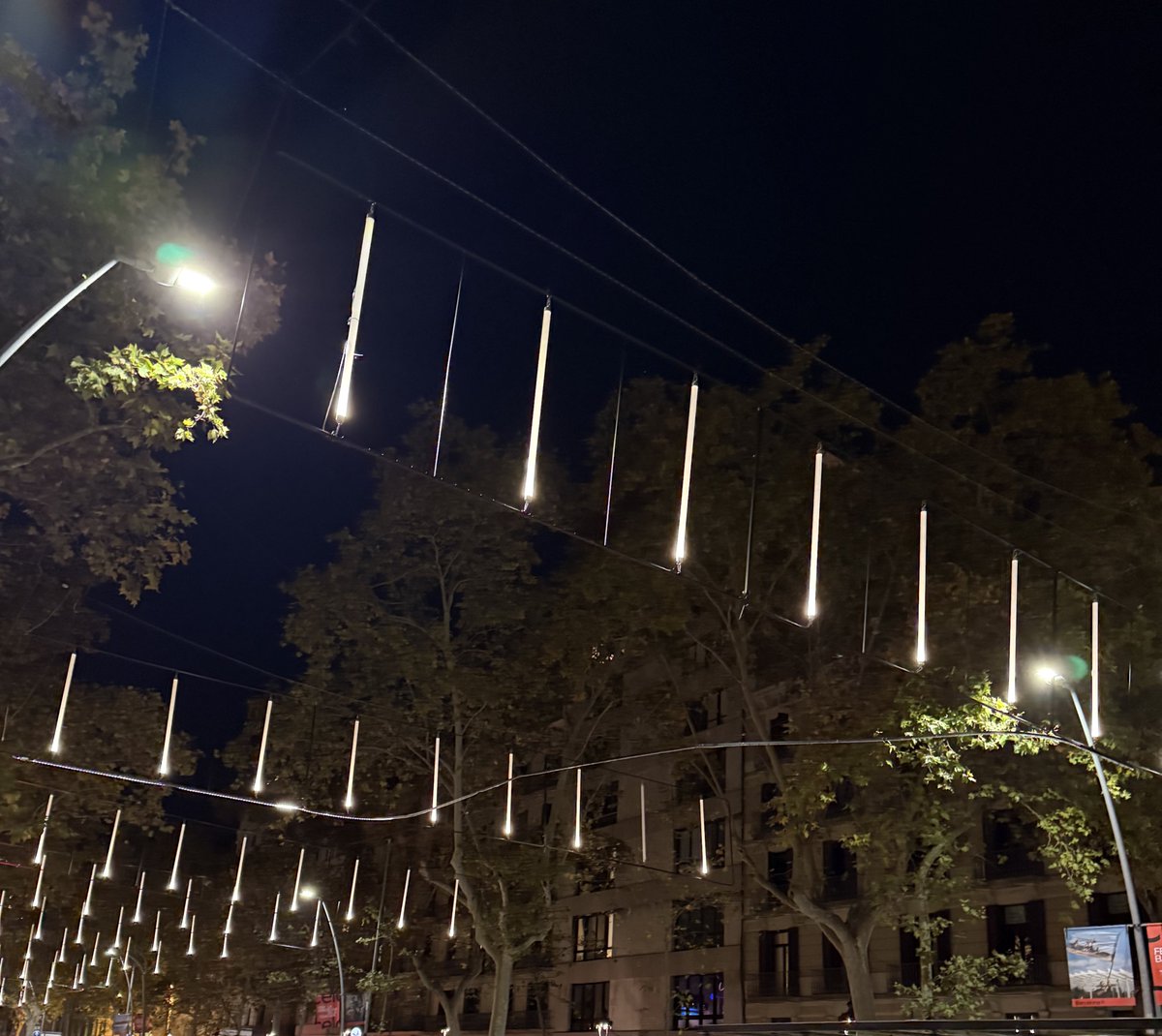Des d’una part tècnica he de dir que els llums de la Gran Via em semblen molt xulos. Un símil de tub linestra il·luminat només per la part inferior creant una espècie de bombolla (al natural es percep millor).