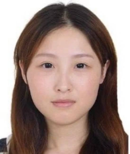LeiYang8964's tweet photo. 李康梦，女。白纸运动中，被广泛关注的一名南京传媒学院学生。至今被中共秘密关押，下落不明。

2022年11月26日，李康梦参加校园内悼念乌鲁木齐大火中丧生的遇难者活动，仅站在台阶上双手持一张A4白纸，没有口号，也没有标语，更没有演讲与示威，却令学校的领导惊慌失措。匆匆赶来，从李康梦的手中夺走白纸。李康梦手中的白纸被夺走了，然而她的肢体纹丝不动，依然保持着手持白纸的样子。  

旁观的学生们问到：“白纸能有什么攻击力啊？”影像随即在网络上广泛传播，后各高校学生举白纸声援，引起全国范围白纸革命的爆发。

据多家媒体报道，她在 2022年11月30日被警方带走，之后“失联”。 

值此白纸运动3周年到来之际，谨向所有为自由发声的人致敬！我们不能忘记李康梦、曹芷馨等失联者。我们再次呼吁关注仍然失联或被羁押的抗议者。再次呼吁中共释放李康梦，还李康梦自由，释放参与白纸运动的所有抗议者！