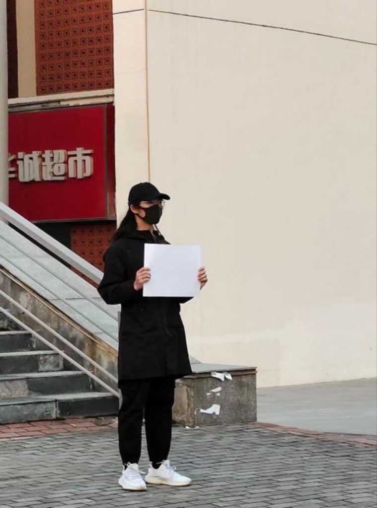 LeiYang8964's tweet photo. 李康梦，女。白纸运动中，被广泛关注的一名南京传媒学院学生。至今被中共秘密关押，下落不明。

2022年11月26日，李康梦参加校园内悼念乌鲁木齐大火中丧生的遇难者活动，仅站在台阶上双手持一张A4白纸，没有口号，也没有标语，更没有演讲与示威，却令学校的领导惊慌失措。匆匆赶来，从李康梦的手中夺走白纸。李康梦手中的白纸被夺走了，然而她的肢体纹丝不动，依然保持着手持白纸的样子。  

旁观的学生们问到：“白纸能有什么攻击力啊？”影像随即在网络上广泛传播，后各高校学生举白纸声援，引起全国范围白纸革命的爆发。

据多家媒体报道，她在 2022年11月30日被警方带走，之后“失联”。 

值此白纸运动3周年到来之际，谨向所有为自由发声的人致敬！我们不能忘记李康梦、曹芷馨等失联者。我们再次呼吁关注仍然失联或被羁押的抗议者。再次呼吁中共释放李康梦，还李康梦自由，释放参与白纸运动的所有抗议者！