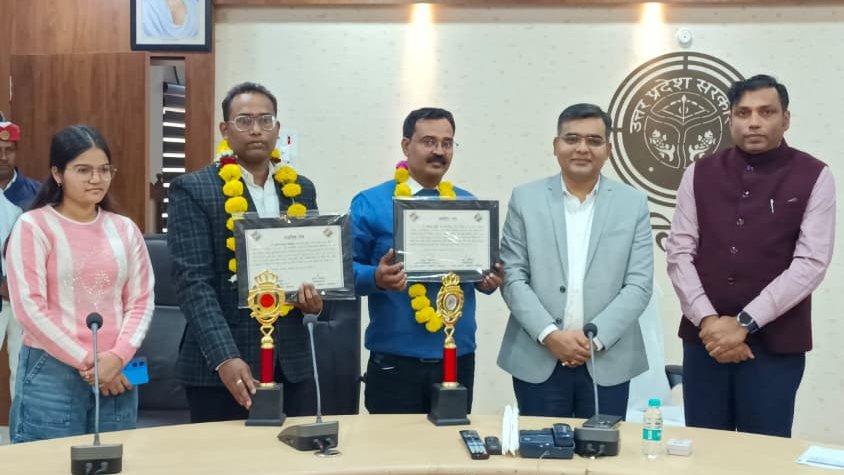 deo_lalitpur's tweet photo. भारत निर्वाचन आयोग के निर्देशानुसार जनपद में चल रहे विशेष प्रगाढ़ पुनरीक्षण (SIR) के अंतर्गत शत-प्रतिशत कार्य पूर्ण करने वाले 2 बीएलओ को @DMLalitpur ने प्रशस्ति पत्र व स्मृति चिन्ह भेंट कर सम्मानित किया और अन्य कार्मिकों को भी इसी उत्साह के साथ कार्य करने के निर्देश दिये
@ceoup https://t.co/l162wcYwwI