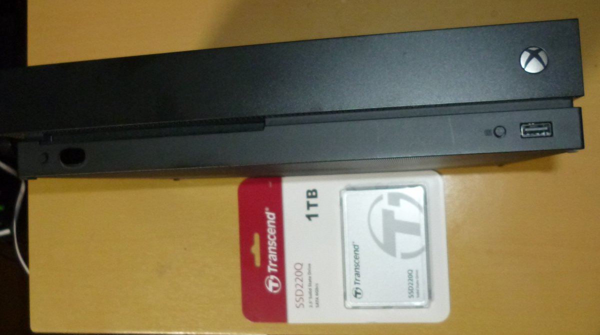 kyokonodan2525's tweet image. 先日購入した #XBOXONE X。HDDでは実用に耐えず経年での故障も考慮し1TB SSDに交換。
歴代のXBOXで最も分解が楽な気がしますがPS系と比べて面倒😅特にムズイ部分はなく今時だとHDDに前処理しなくても #オフラインアップデート 可能👍
よく見たら #XBOXONEX kinnect端子ないやん😲
#microsoft #Xbox