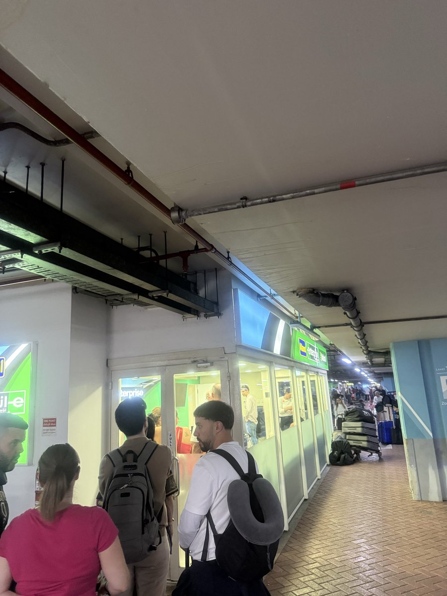 thecryptoskanda's tweet image. 迪拜机场的租车系统真的是一泡屎，

凌晨3点门口排大队，一个客人取车要他tm 快1小时，一共就两个工作人员

到酒店5点了，躺一会就到退房时间了🤣

这水平，别说东亚了。南美洲库拉索租车还车效率都高得多