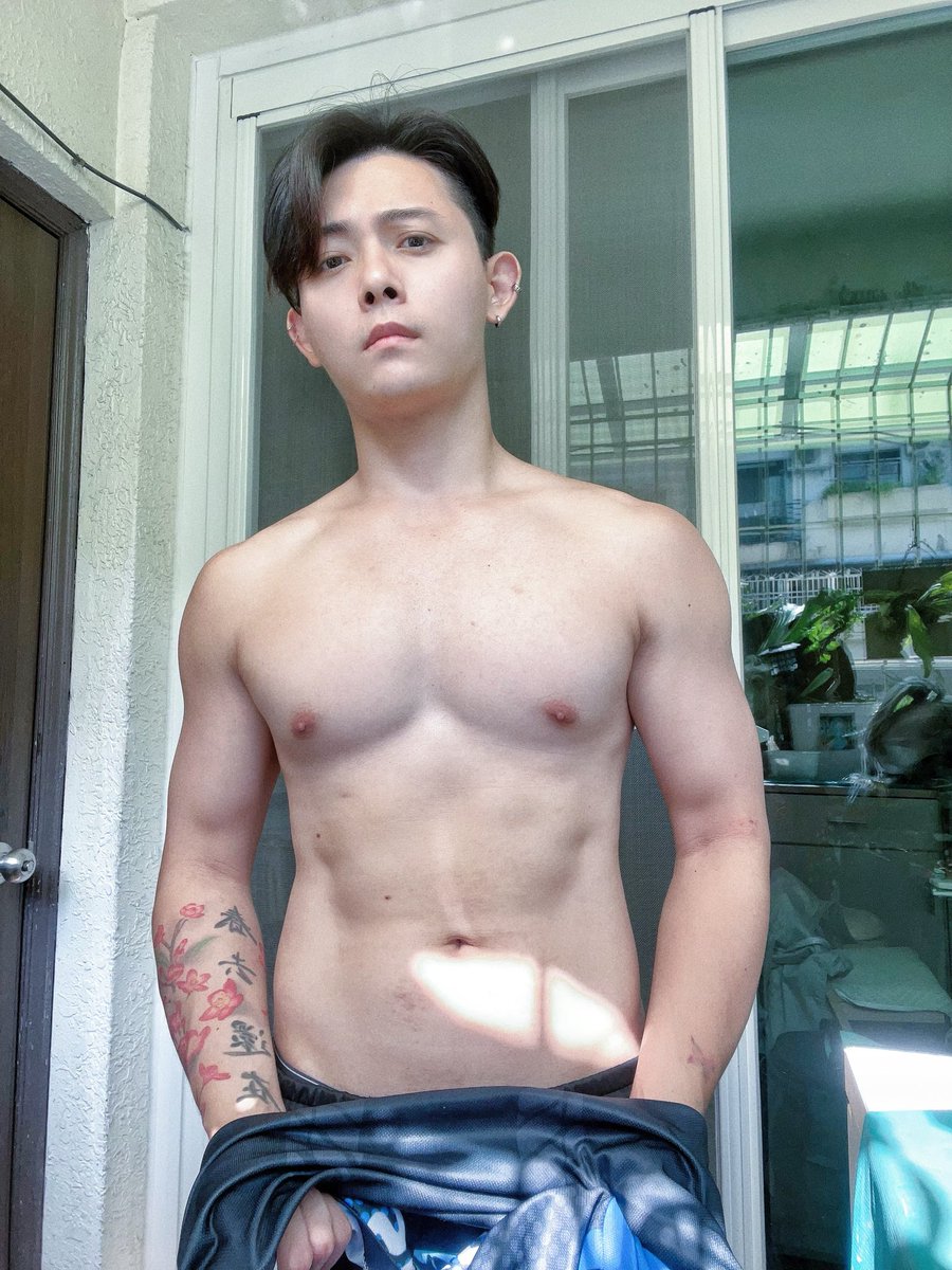 gbotdeng's tweet photo. 近日預約訊息不少，通過推特、IG、Line 其實都能聯繫到少主，注意以下幾件事項就好：
#訊息通常白天4個小時內會回（除非你打不明所以的招呼
#晚上11點到早上9點可能入睡中不太有機率回
#預約時間後訂金1500匯到我戶頭千萬要截圖給我看不然我這邊若沒跳通知你也沒截圖 #你會冤了這1500
#純按摩可免訂金 https://t.co/LoT9gAEuY0