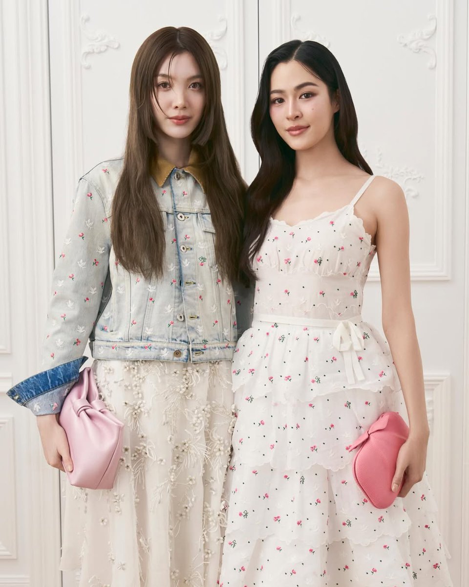 ปังทั้งคู่! 2 สาวสุดฮอต #หลิงออม ขึ้นแท่นแอมบาสเดอร์คนล่าสุดของ Dior หลังจากที่ในช่วงที่ผ่านมา ทั้งคู่ได้ร่วมงานกับทางแบรนด์อยู่บ่อยครั้ง อีกทั้งยังเคยไปร่วมชมแฟชั่นโชว์ในปารีสแฟชั่นวีคอีกด้วย สำหรับในอนาคต แฟนๆ จะได้เห็นการร่วมงานใดของเธอกันอีกบ้าง เตรียมรอชมกันไว้เลย 💚