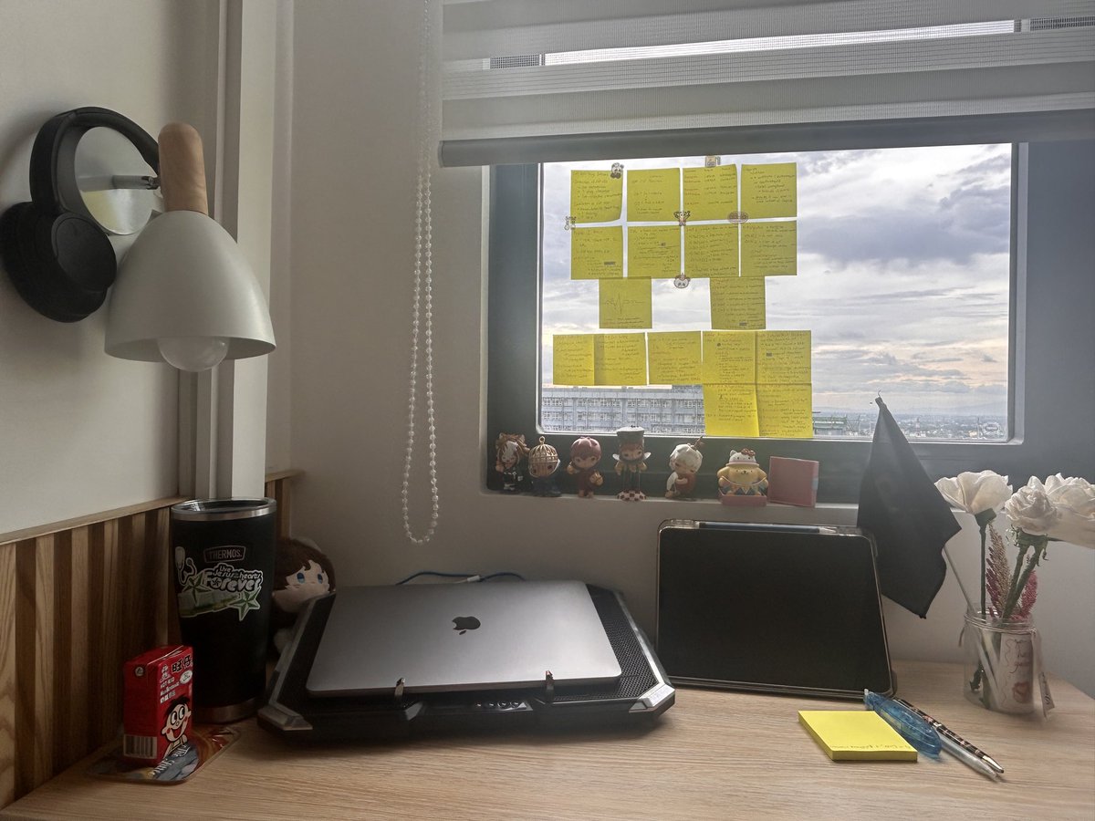 harapodu's tweet image. study table set up coz im gonna grind for evals again (next week &amp;lt;/3)

#studytwt