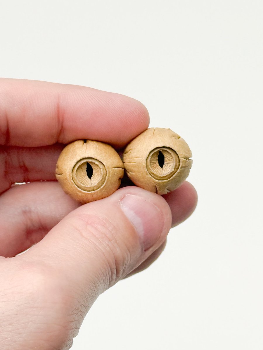 今回は眼から作っています
陰影の入り方を変えたいので、作り方を変えてみる
#ダンボールアート #ダンボール工作