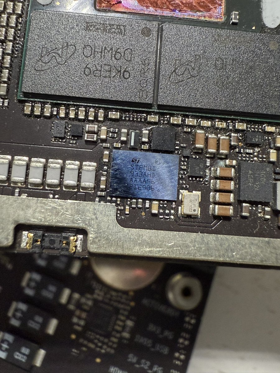 hsuchingpo's tweet image. APL1083（A12X/Z）
CPU information Manufactured in the thirty-first week of 2019
#Apple #ipadair #prototype #iPad