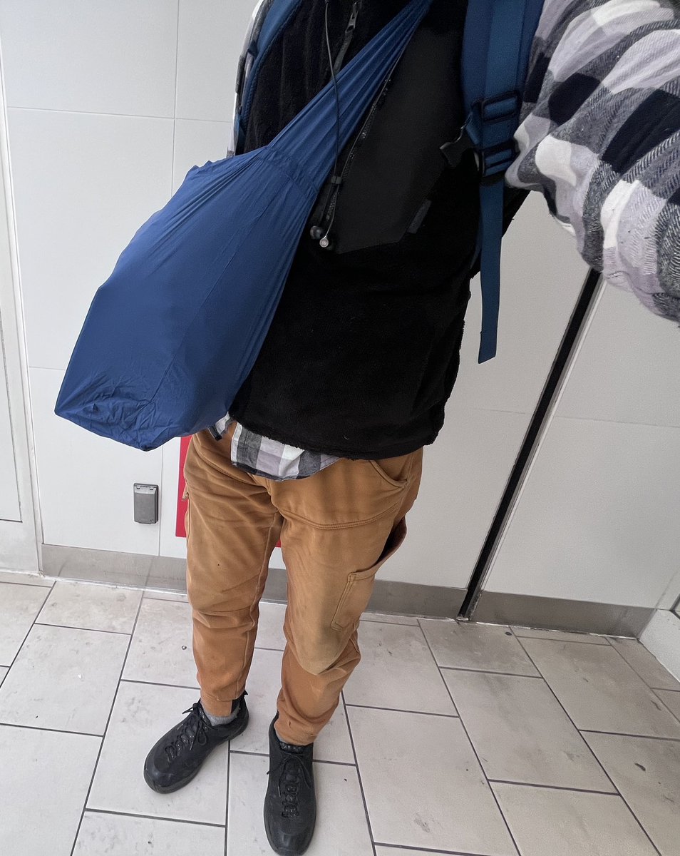 CadoLog's tweet photo. 出かけた時にNANOBAG持ってると何かと便利っす
は!バックパックと色合ってた😆
#NANOBAG https://t.co/OfZ0AmxuQz
