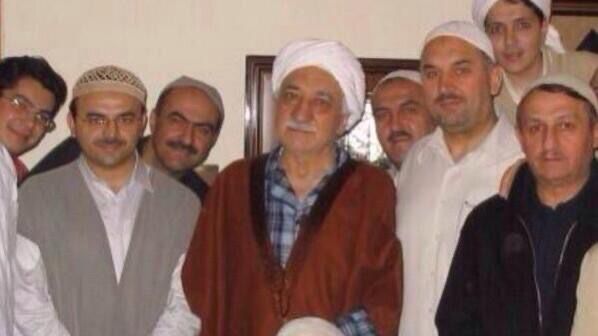 m_katfar's tweet image. Bakın bu it de bir Vatan Haini.
Şimdi ben bu köpeğe laf edersem, sarıklı ve cübbeli diye, Müslümanların değerlerine saldırmış mı olacağım?