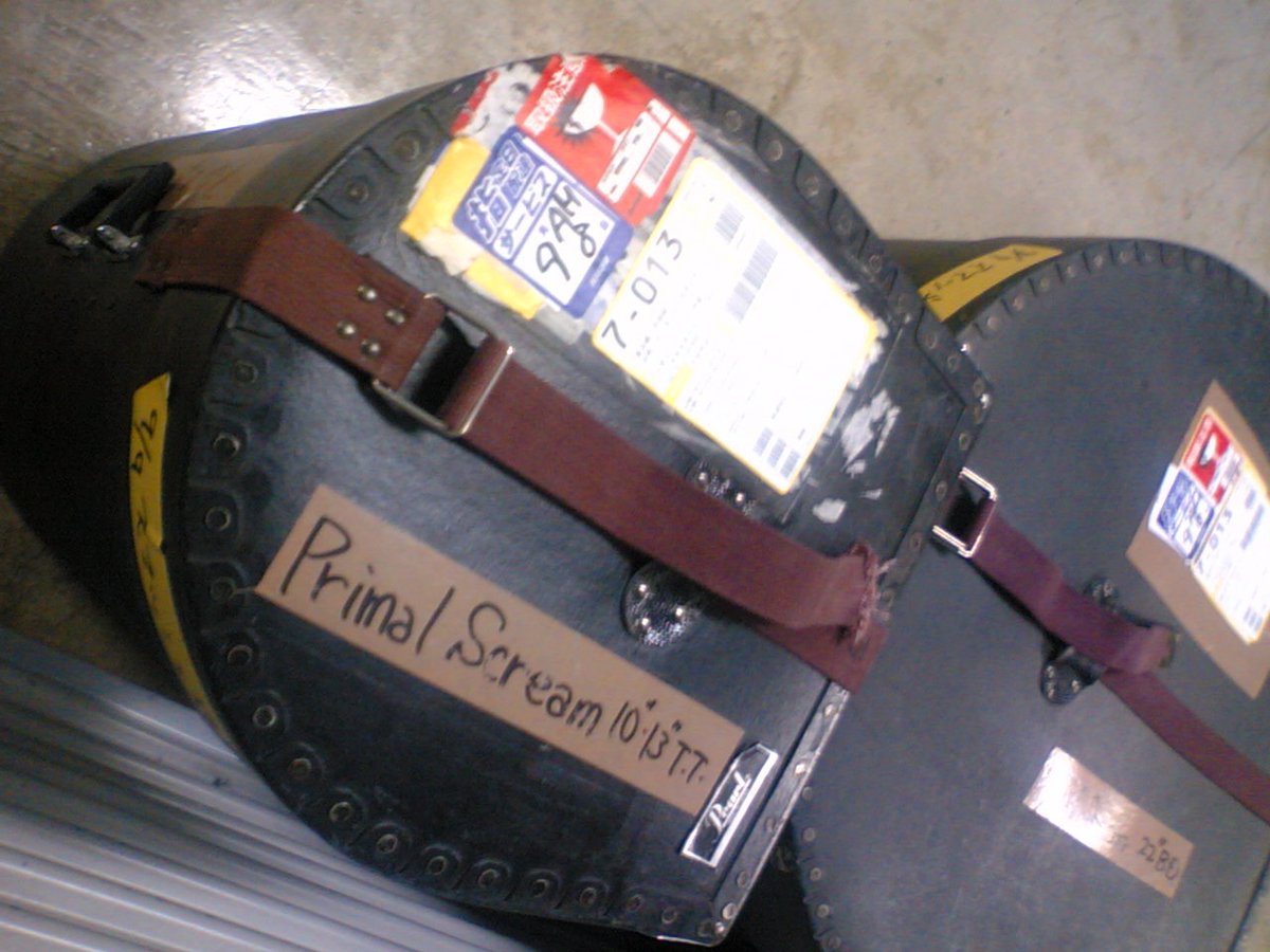 muselection's tweet image. マニはもしや札幌で複数回演奏を聴けた唯一の【外タレ】だったかも？！
1995年9月27日札幌ファクトリーホール／ストーンローゼズ『THE SECOND COMING JAPAN TOUR』、そして2006年9月16日ZEPP Sapporo／プライマルスクリーム来札公演！
何故か楽器ケース画像とマモの想い出も！
instagram.com/p/DRbomIaAYrb/…