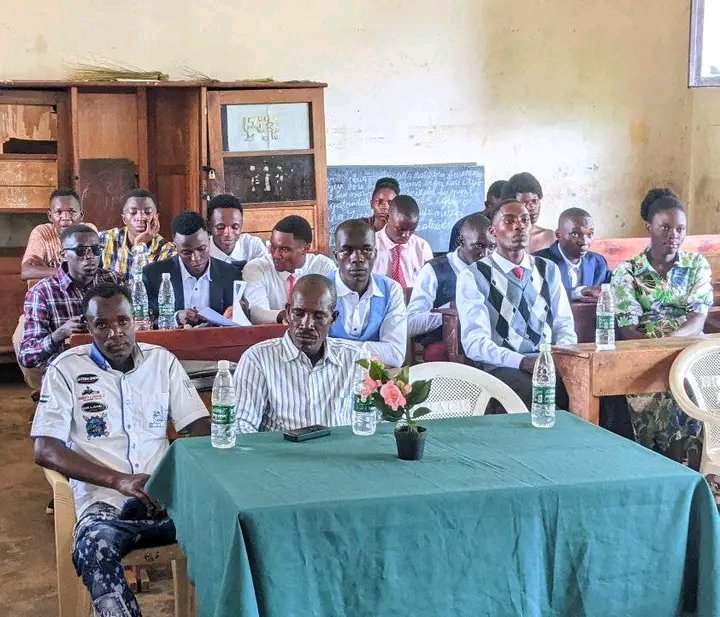 ShikirizaB's tweet image. 🔴"L’art oratoire, c’est savoir bien communiquer avec impact et convaincre avec respect", a indiqué Asmani #Manariyo, coordinateur du #Bujumbura Languages &amp;amp; Sciences Center, #BLSC, lors de la remise des certificats aux 11 lauréats de la 1ère édition en Art oratoire et Leadership.