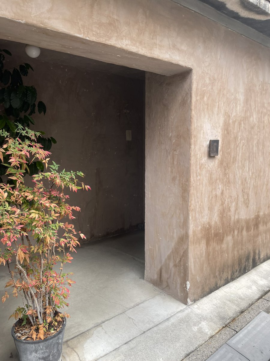 azzzzzzusa's tweet image. 蔵前のカフェけっこう行ったけど、

いちばん感動したのは「蕪木(かぶき)」の☕️とテリーヌ🍫

廃屋ぽくて入りにくさ半端ないけど、100年前に戻ったみたいな、ミニマムというか禅の雰囲気。

店内撮影禁止のため写真はない。おしゃべりする雰囲気でもない🙊