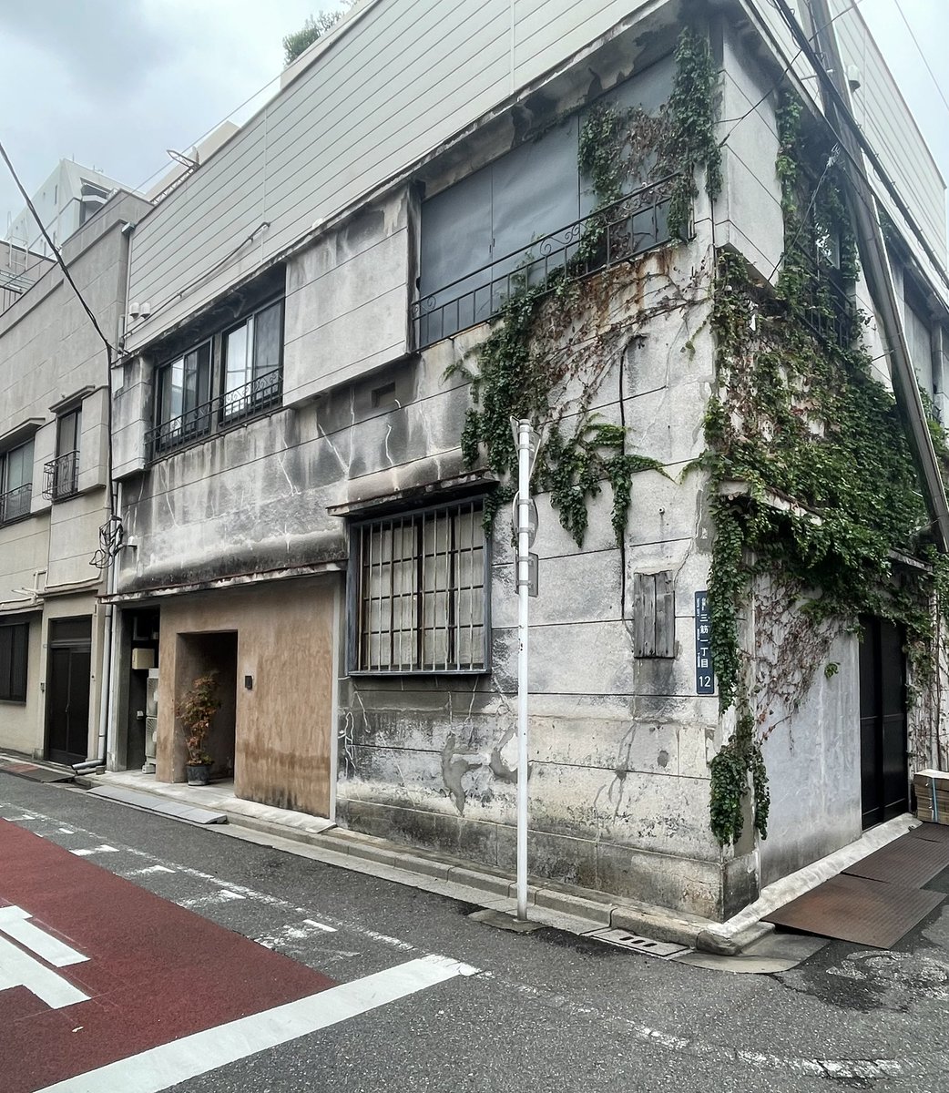 azzzzzzusa's tweet image. 蔵前のカフェけっこう行ったけど、

いちばん感動したのは「蕪木(かぶき)」の☕️とテリーヌ🍫

廃屋ぽくて入りにくさ半端ないけど、100年前に戻ったみたいな、ミニマムというか禅の雰囲気。

店内撮影禁止のため写真はない。おしゃべりする雰囲気でもない🙊