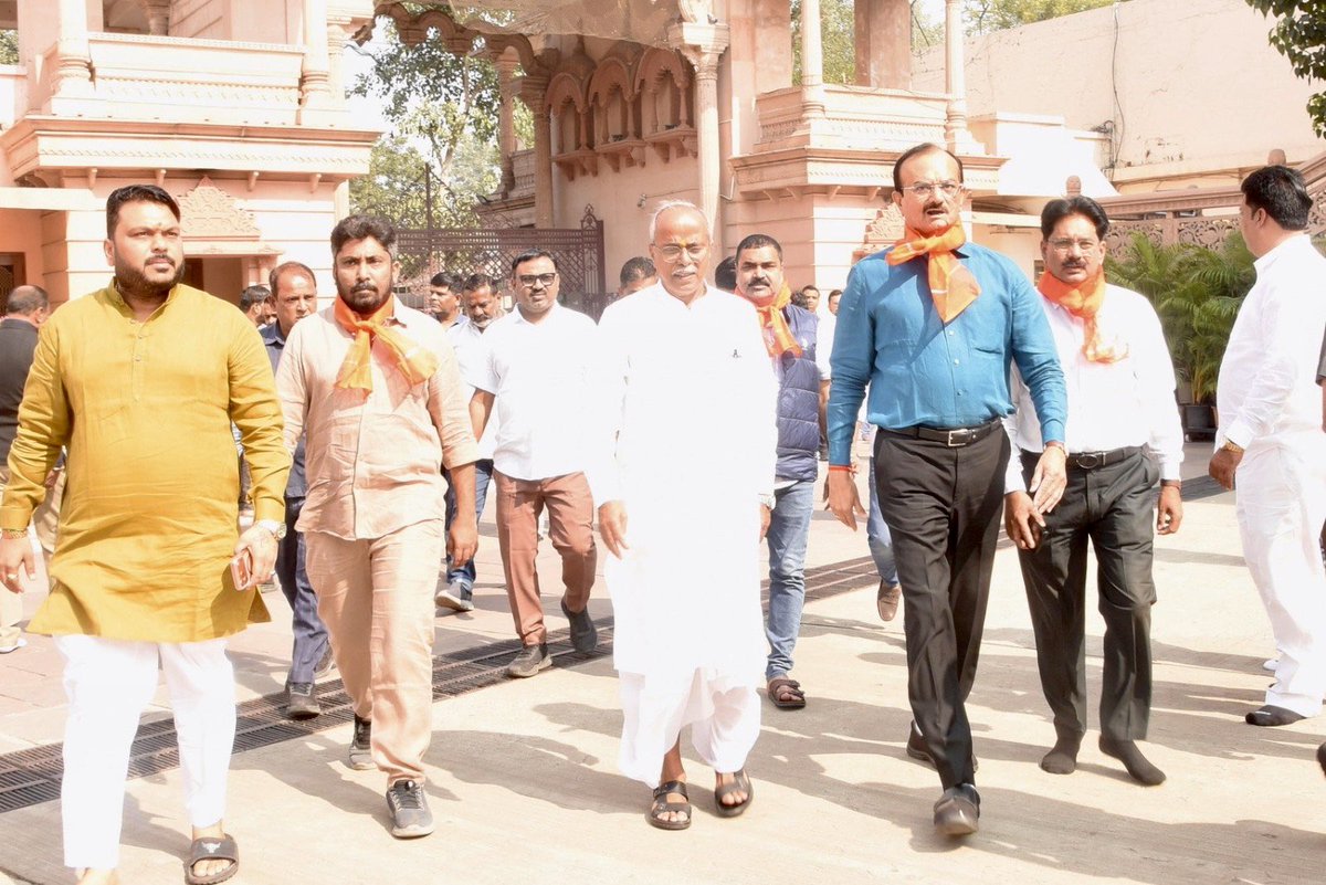 સાથે મંદિરના મહંત શ્રી દિલીપદાસજી મહારાજના આશીર્વાદ પણ મેળવ્યા.