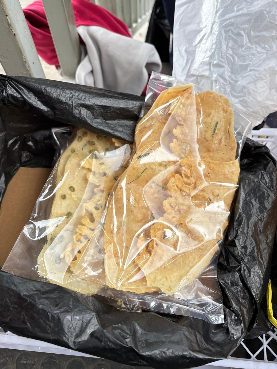 rizrizkyamalia's tweet image. Temen-temen minta bantu retweet ya, terutama warga Bandung. Kalau ketemu bapaknya yuk bantu larisin jualannya. Beliau jualan peyek, gendar, kecimpring. Jualannya di depan Superindo Antapani. 
Bisa dilihat ya peyeknya cakep dan beneran enak.