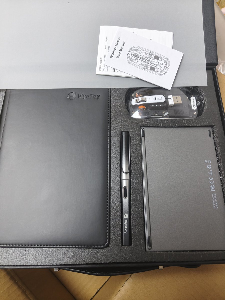 X_knightswap's tweet image. 收到 #BiyaPay 公司的周边，这颜值还可以。 @BiyaPay 祝交易所越办越好。