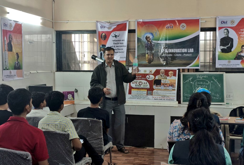 IPLab_Rajkot's tweet image. Students participating in #NSE2025 Exam visited the IP &amp;amp; Innovation Lab, #Rajkot &amp;amp; introduced to #IntellectualPropertyRights - #Patents, #Designs, #Copyright &amp;amp; various #Innovation tools.

They were also encouraged to participate in #NationalSTEMQuiz for wider Scientific Exposure.