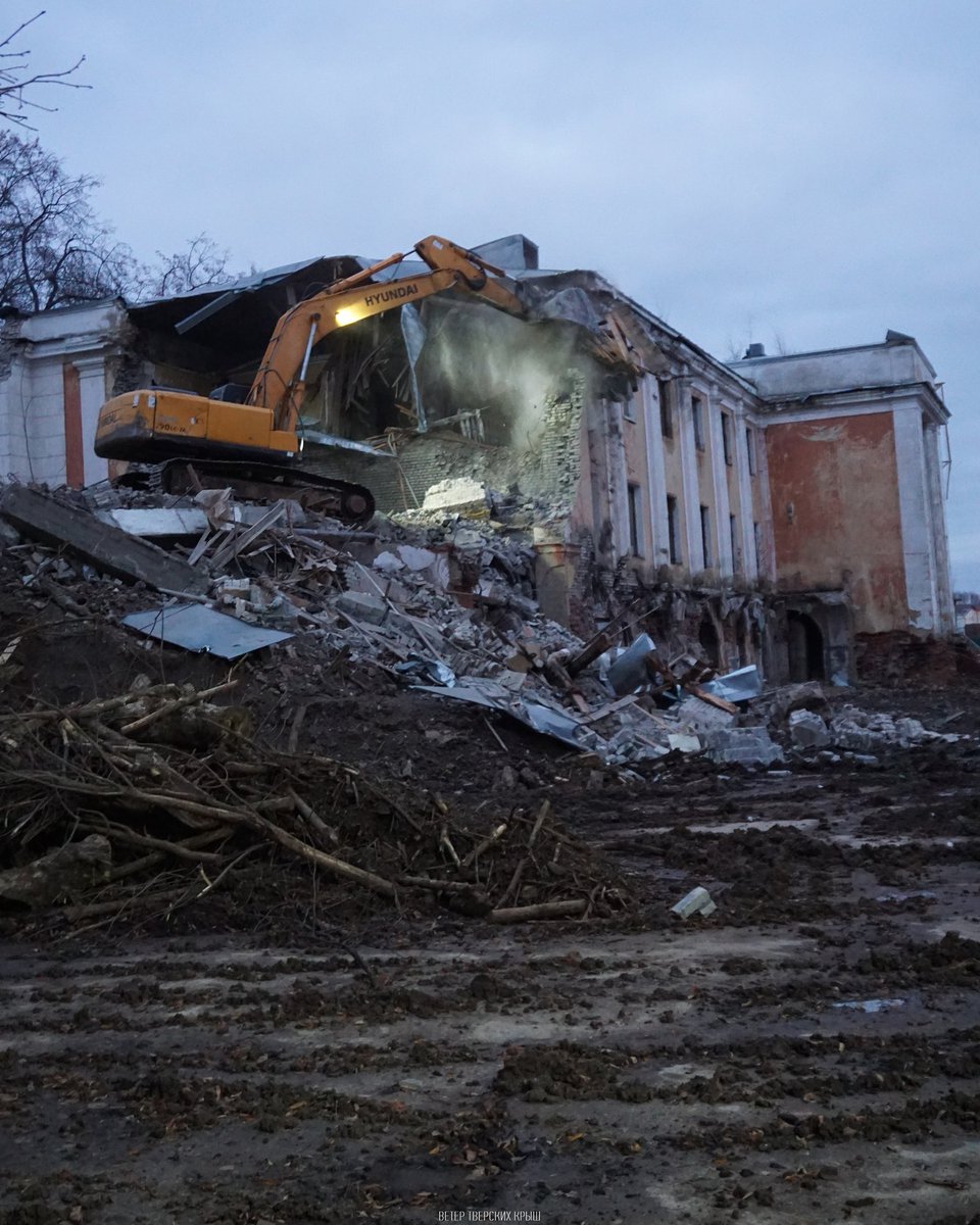 archiru_portal's tweet image. В Твери начали ломать здание Речного вокзала 1930-х.

archi.ru/news/101553/v-…

#наследие #постконструктивизм #ардеко #Тверь #РечнойВокзал #снос