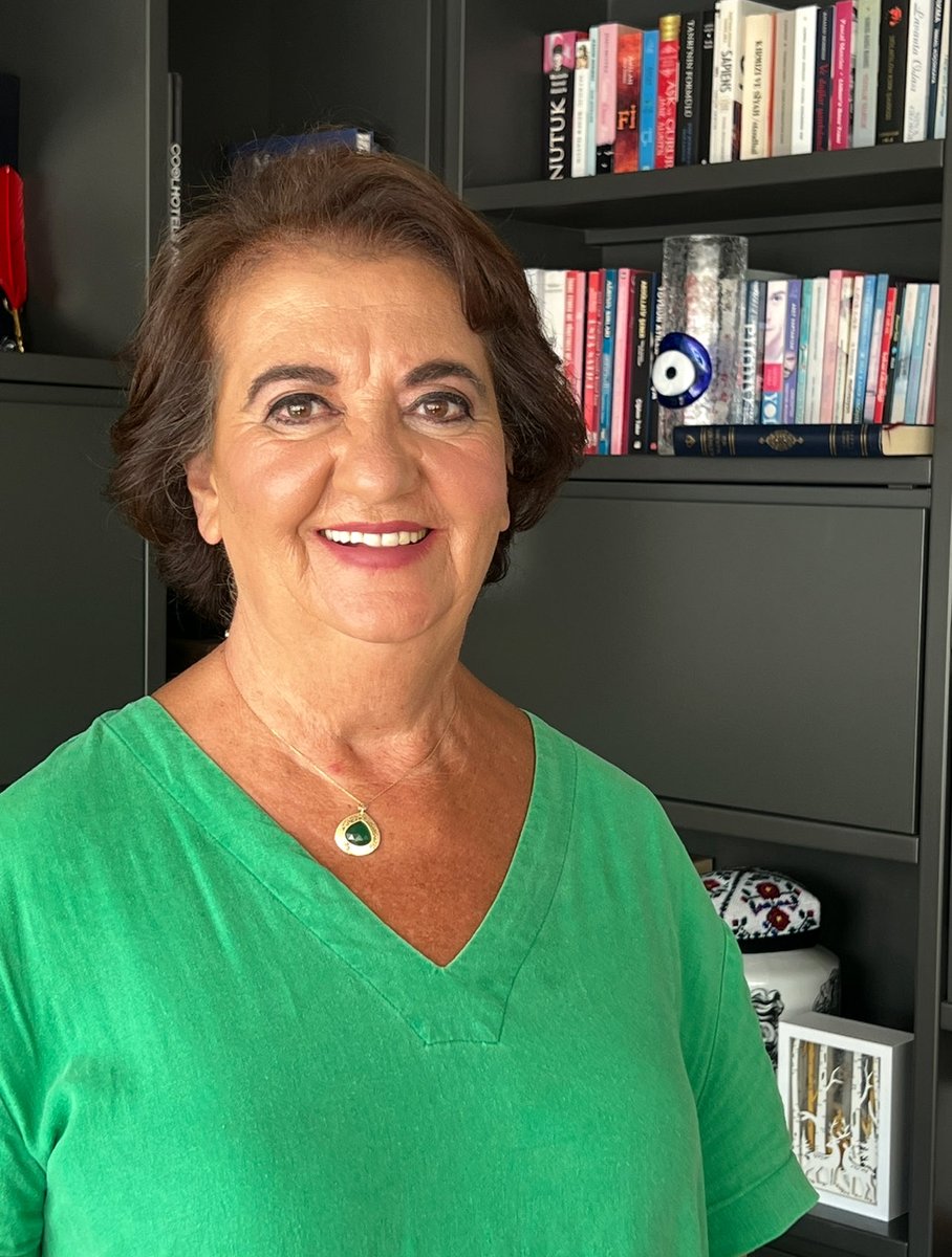 Güzeller güzeli, asil, gururlu, başı dik ve aynı zamanda Anadolu kadınının sahipleniciliğini, emektarlığını üzerinde taşıyan, her olaya iyi tarafından bakmasını bilen, çalışan bir kadın olsa da her ihtiyacımızla birebir ilgilenen, çalışmama lüksünüz yok diyen, ayaklarımız