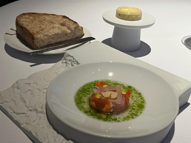 MichelinGuideUK's tweet image. A memorable pan con tomate at Ossiano restaurant

#MICHELINStar 

#Dubai 

guide.michelin.com/gb/en/dubai-em…